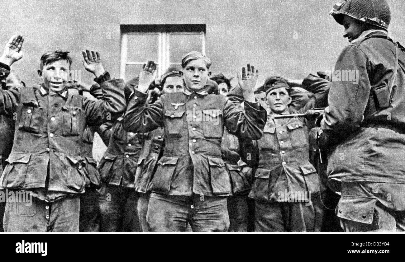 Veranstaltungen, 2. Weltkrieg, Deutschland, US-Soldat mit jungen deutschen Gefangenen, 1945, Zusatzrechte-Clearences-nicht vorhanden Stockfoto