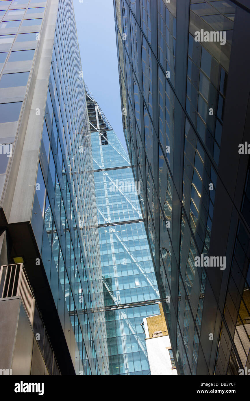 Neubau Hochhaus auf die Skyline der Stadt, große Strukturen aus Glas und Stahl in die Luft steigt. Stockfoto