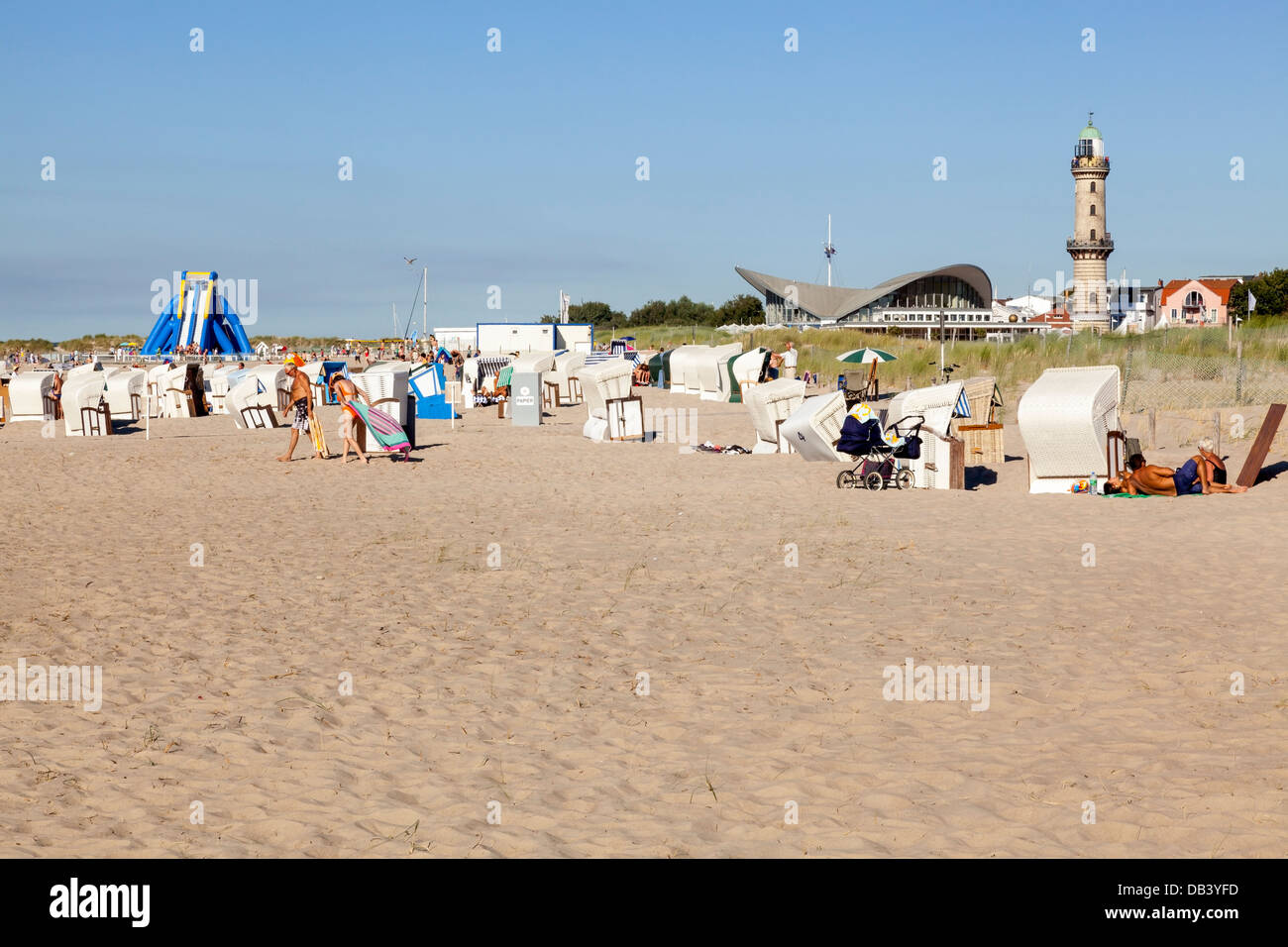 Strand mit alten Leuchtturm und Teapott im Hintergrund, Warnemünde, Mecklenburg Vorpommern, Deutschland Stockfoto