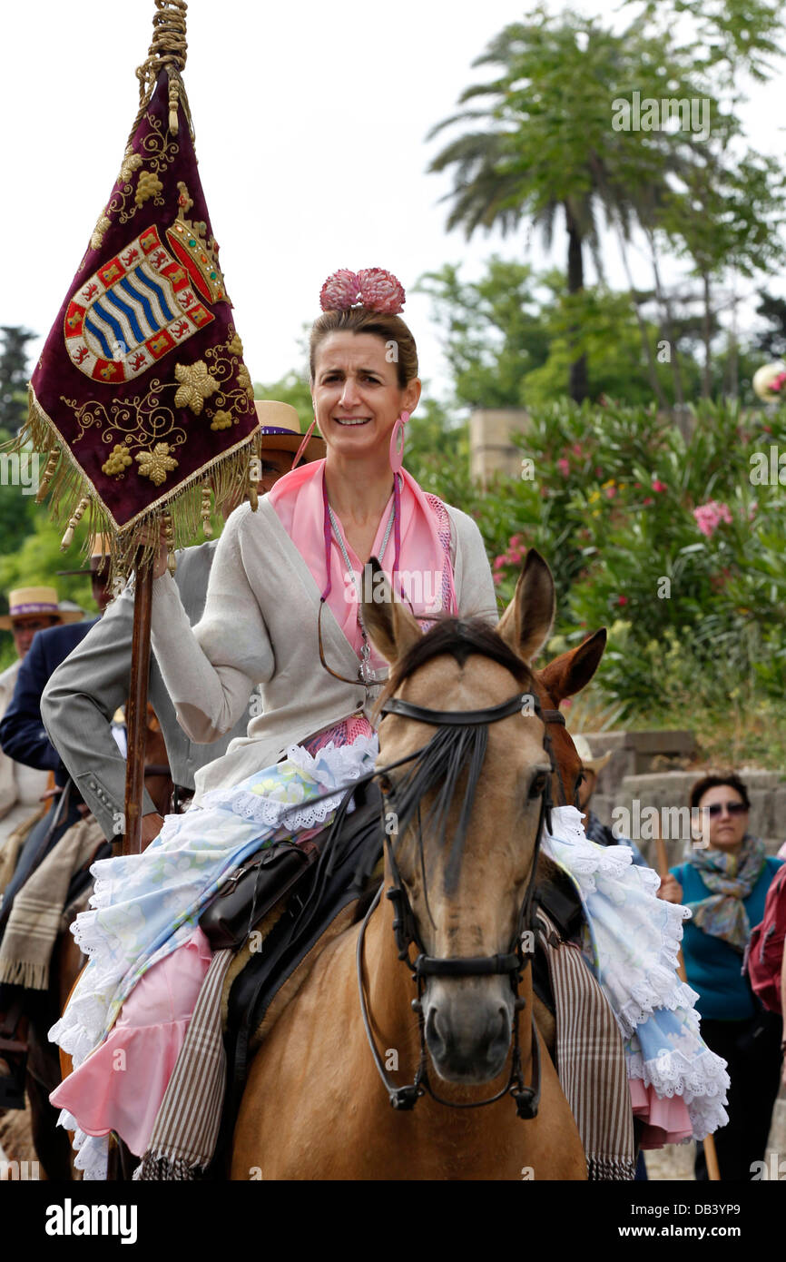 Katholische Pilger auf dem Pferderücken machen die Wallfahrt nach El Rocio aus Jerez in Andalusien, Spanien Stockfoto