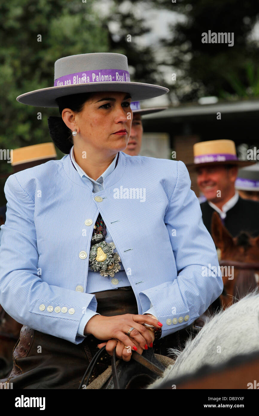 Katholische Pilger auf dem Pferderücken machen die Wallfahrt nach El Rocio aus Jerez in Andalusien, Spanien Stockfoto