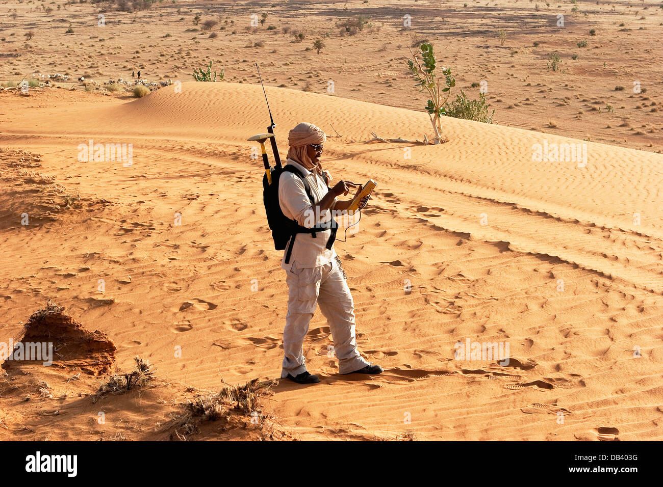 Malischen Geologe Programmierung Quelle Basisstation von Rover GPS Vermessung Einheit vor seismischen Öl-Exploration-Studie NE Mali Wüste Stockfoto