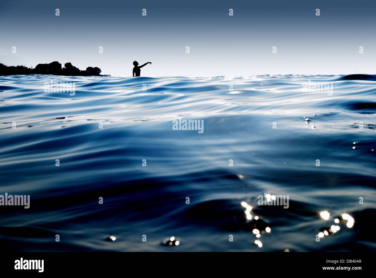 Frau im Meer Tanz pose Stockfoto