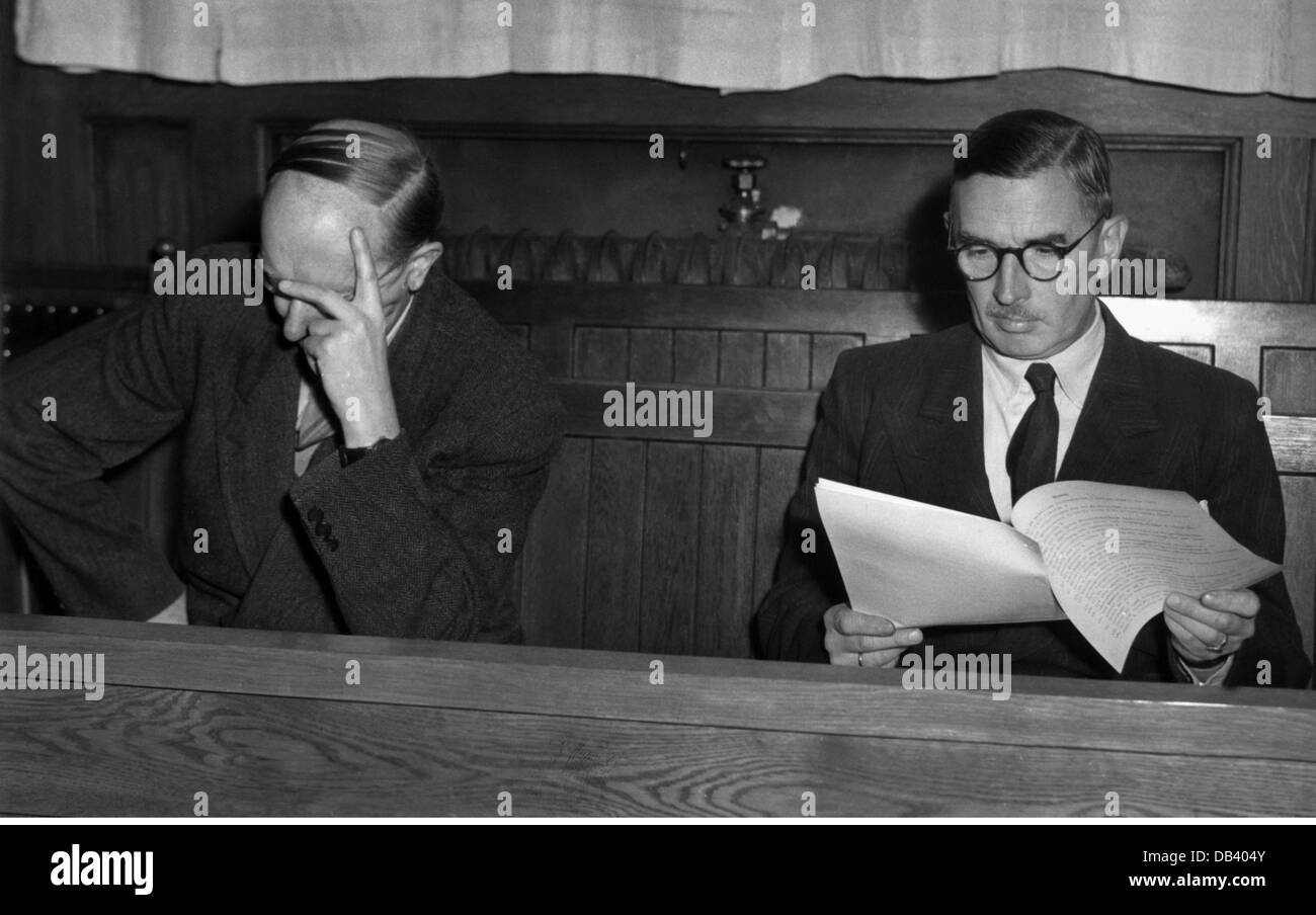 Geographie / Reisen, Norwegen, Justiz, Prozess gegen H. Endsjoe (l.) und S. W. Flood, Chefredakteurin der Zeitung 'Aftenposten' bei Zusammenarbeit mit der deutschen Besatzungsmacht 'Quislinge', zu 15 Jahren Zwangsarbeit verurteilt, Gerichtssaal, Oslo, 8.11.1947, Zusatzrechte-Clearences-nicht verfügbar Stockfoto