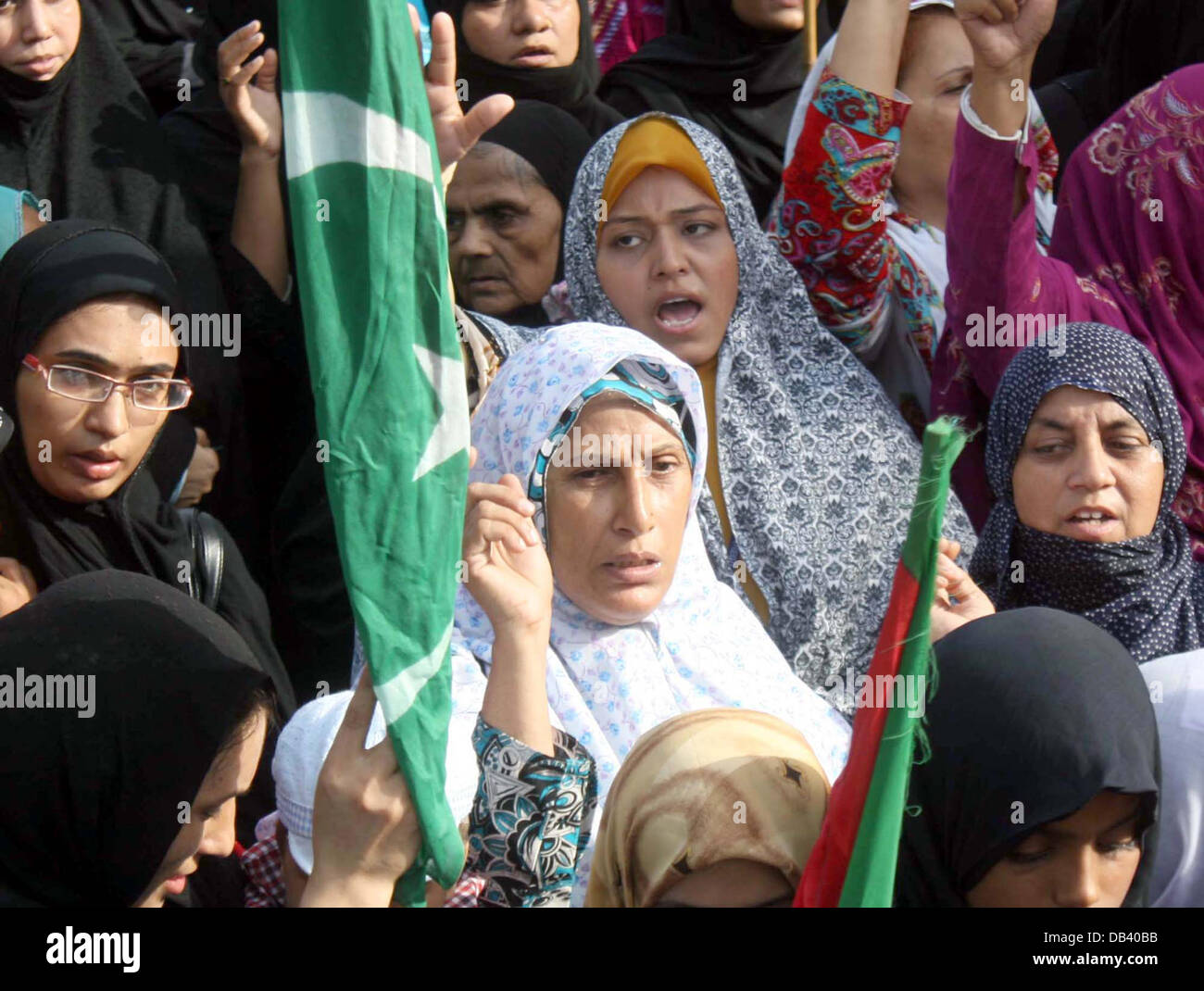 Schiitische Muslime protestieren gegen Angriff auf die Heiligen Propheten Enkelin Syeda Zainab (A.S) Schrein und Sakrileg Handlung von syrischen Rebellen, während einer Demonstration von Majlis-e-Wahdat-Ul-Muslimeen in Karachi genannt Presseclub auf Dienstag, 23. Juli 2013. Menschen aus allen Bereichen der Muslime und allen Lebensbereichen sind stark verurteilt und zeigen ihre Wut auf das Sakrileg Akt der Angriff auf Syeda Zainab (A.S) Schrein. Stockfoto