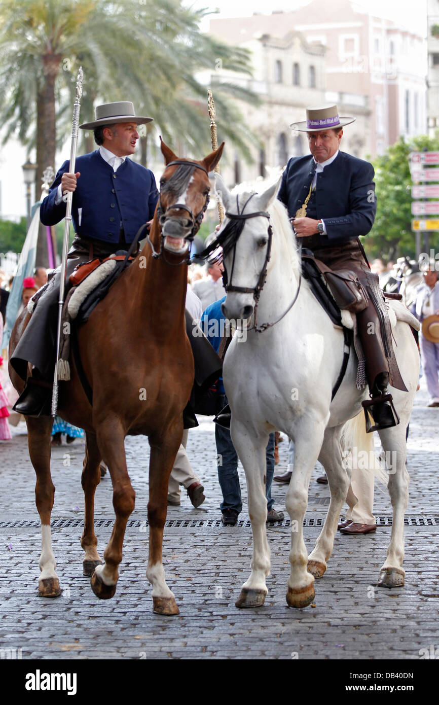 Katholische Pilger auf dem Pferderücken machen die Wallfahrt nach El Rocio aus Jerez in Andalusien, Spanien Stockfoto