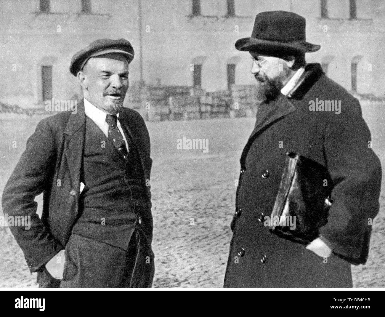 Lenin (Wladimir Iljich Uljanow), 22.4.1870 - 21.1.1924, russischer Politiker, halbe Länge, mit Wladimir Bonch-Brujew, Wochenschau, 1918, Stockfoto