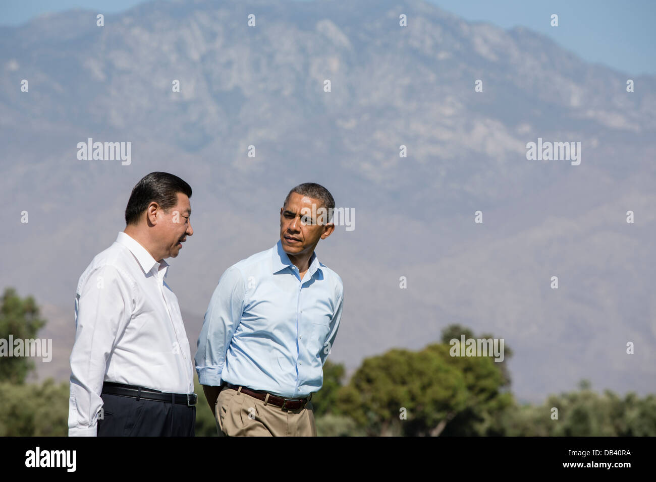 Präsident Barack Obama und Präsident Xi Jinping der Volksrepublik China Fuß auf dem Gelände der Annenberg Exerzitien in Sunnylands in Rancho Mirage, Kalifornien, vor ihrem bilateralen Treffen, 8. Juni 2013. Stockfoto
