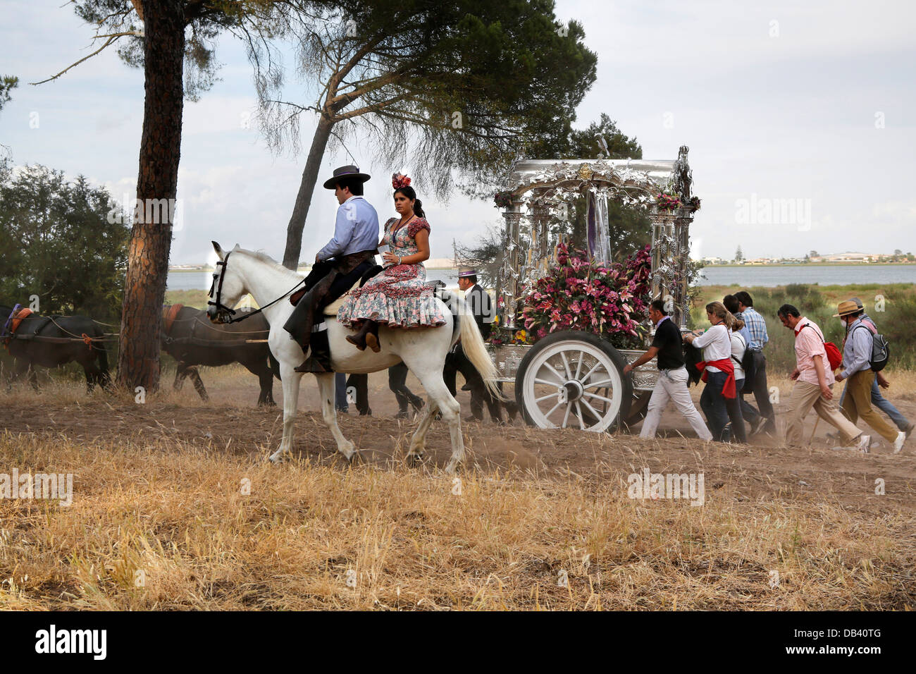 Katholische Pilger machen die jährliche Wallfahrt nach El Rocio durch den Donana Nationalpark in Spanien Stockfoto