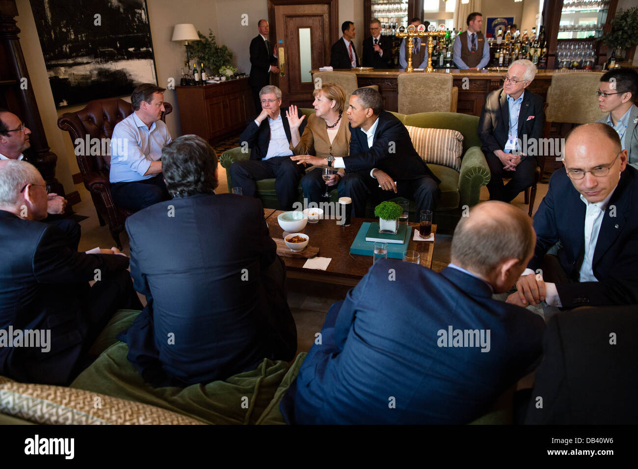 Präsident Barack Obama spricht mit G8-Staats-und Regierungschefs vor einem Arbeitsessen während des G8-Gipfels im Lough Erne Resort in Enniskillen, Nordirland, 17. Juni 2013. Führer, sitzend entgegen dem Uhrzeigersinn von den Präsidenten sind: Bundeskanzlerin Angela Merkel, Cana Stockfoto