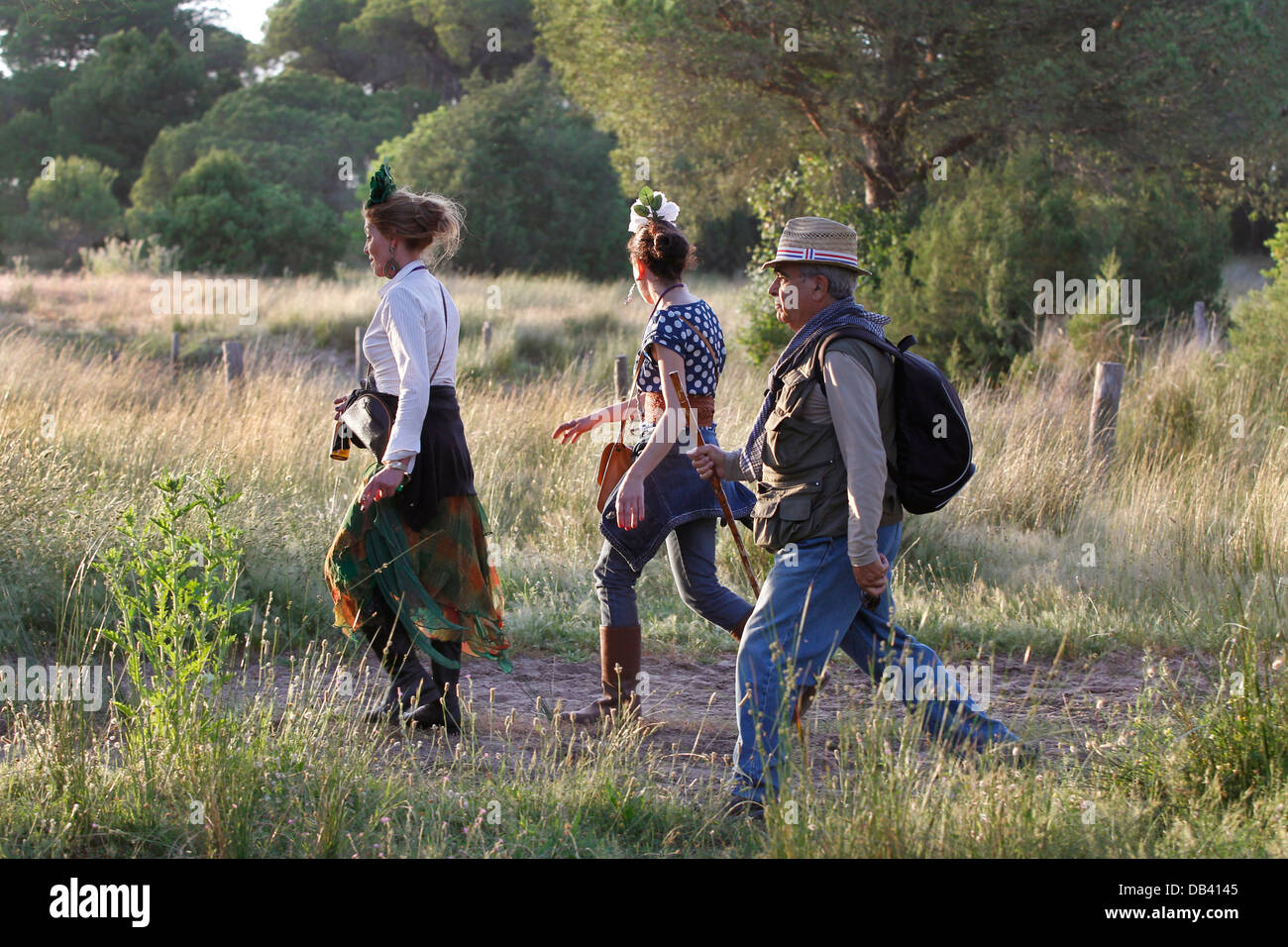 Katholische Pilger die Pilgerfahrt zum Heiligtum in El Rocio durch den Donana Nationalpark im Süden Spaniens Stockfoto