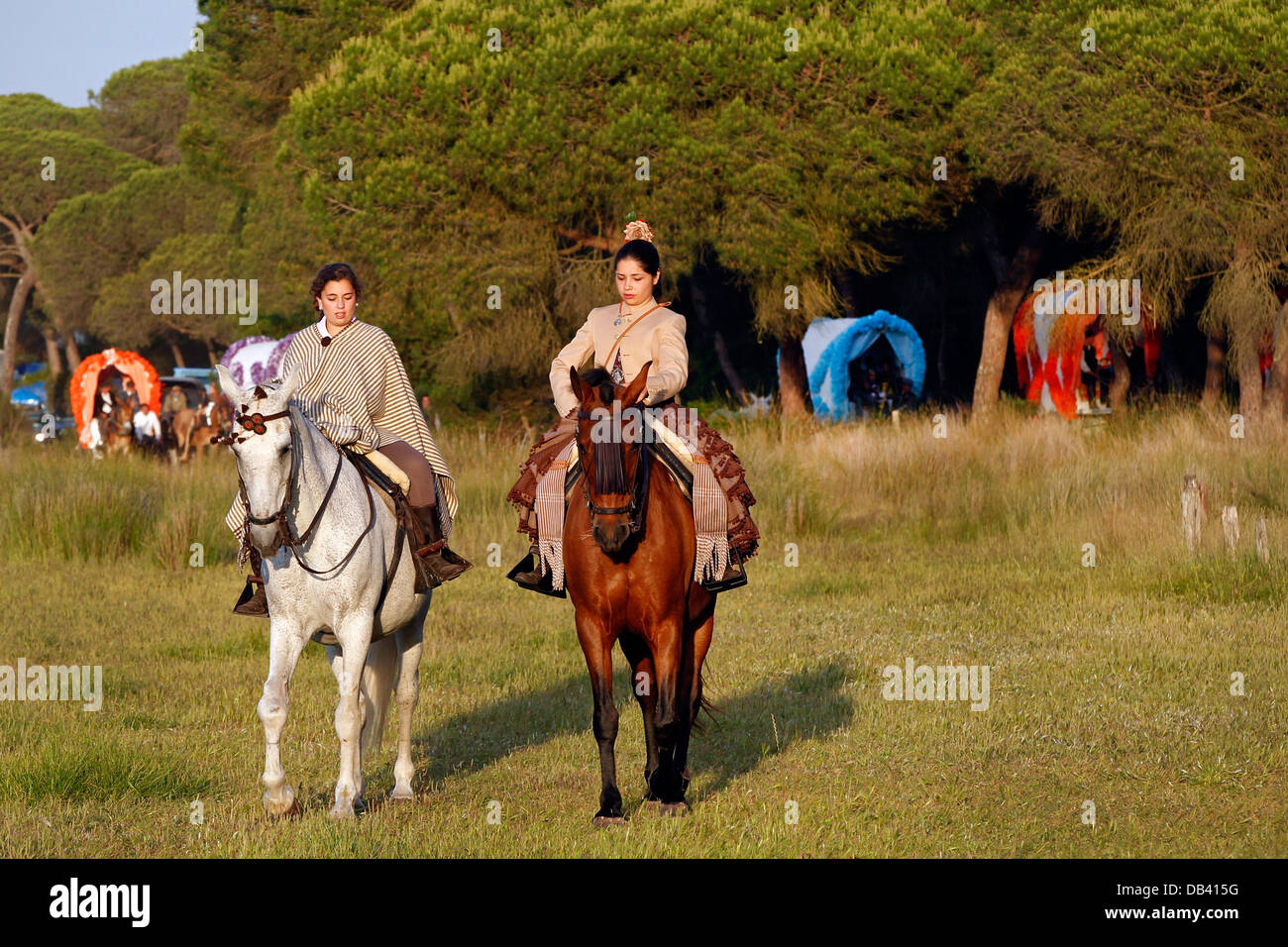 Katholische Pilger machen die jährliche Wallfahrt nach El Rocio auf dem Pferderücken in Andalusien, Südspanien Stockfoto
