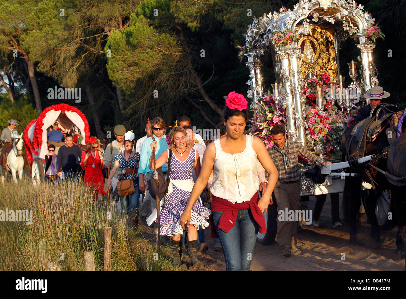 Katholische Pilger machen die jährliche Wallfahrt nach El Rocio durch den Donana Nationalpark in Spanien Stockfoto