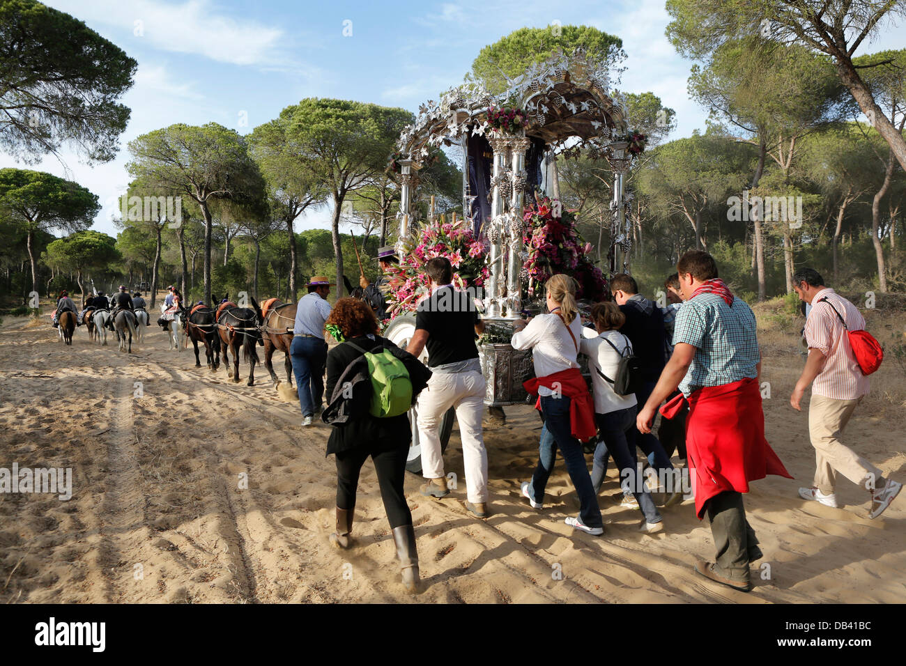 Katholischer Wallfahrtsort Prozession durch den Donana Nationalpark nach El Rocio in Südspanien Stockfoto