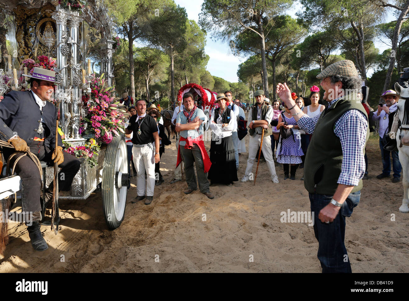 Katholische Pilger Reisen nach El Rocio aus Jerez singen Lieder der Verehrung der Jungfrau Maria Stockfoto