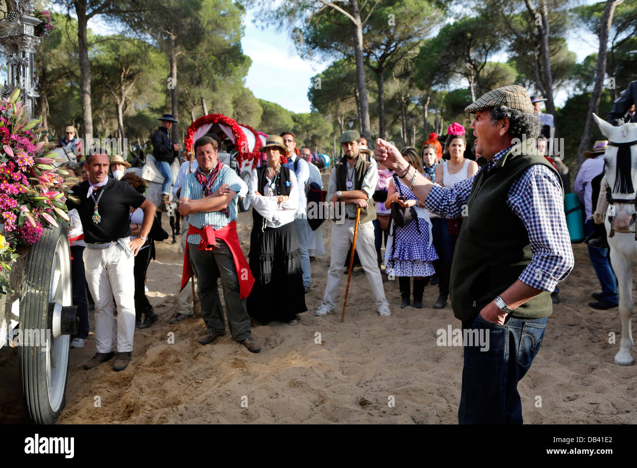 Katholische Pilger Reisen nach El Rocio aus Jerez singen Lieder der Verehrung der Jungfrau Maria Stockfoto
