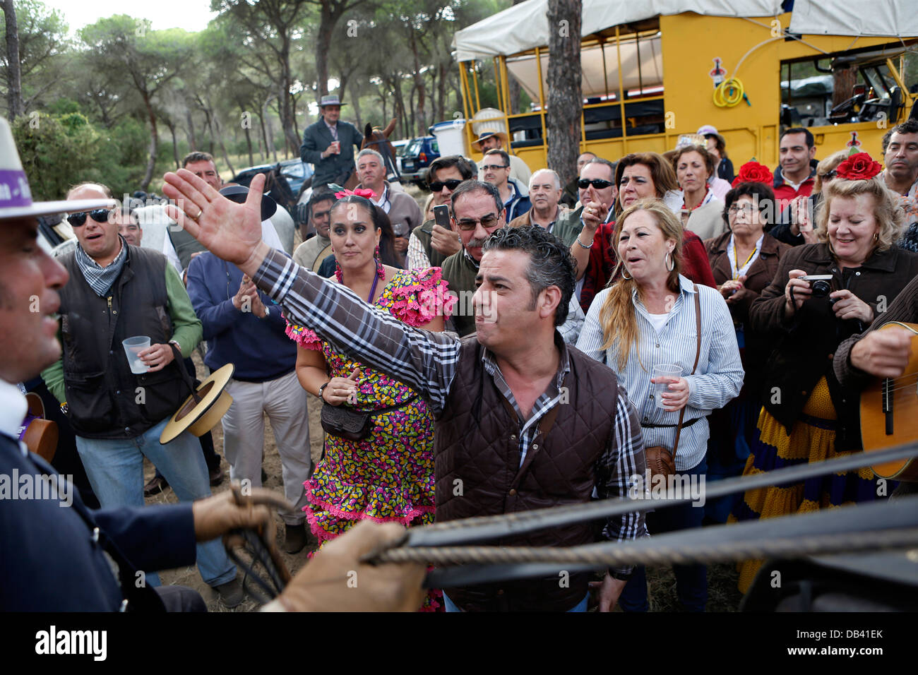 Katholische Pilger Reisen nach El Rocio aus Jerez singen Lieder der Verehrung der Jungfrau Maria Stockfoto