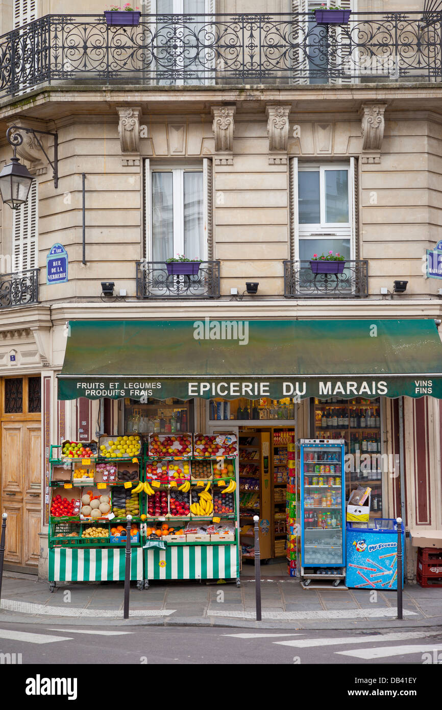 Ecke Obst- und Gemüsemarkt in Les Marais-Viertel, Paris Frankreich Stockfoto