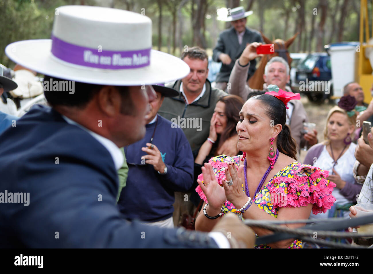 Katholische Pilger Reisen nach El Rocio aus Jerez singen Lieder der Verehrung der Jungfrau Maria Stockfoto