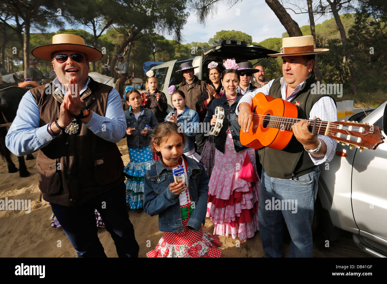 Katholische Pilger Reisen nach El Rocio aus Jerez singen Lieder der Verehrung der Jungfrau Maria Stockfoto