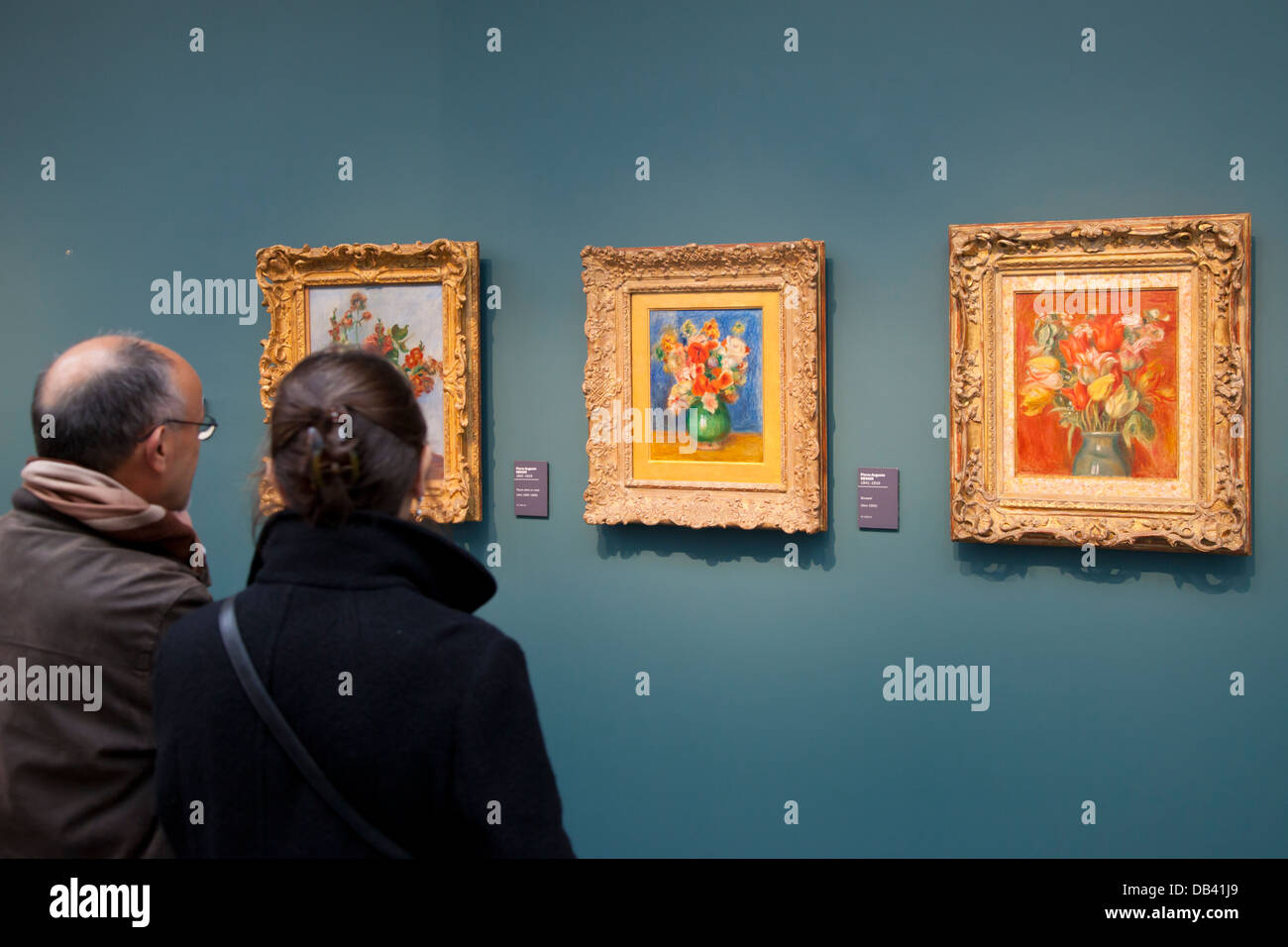 Paar Anzeigen eine Reihe von floralen Gemälde von Renoir in das Musee de l ' Orangerie, Paris Frankreich Stockfoto