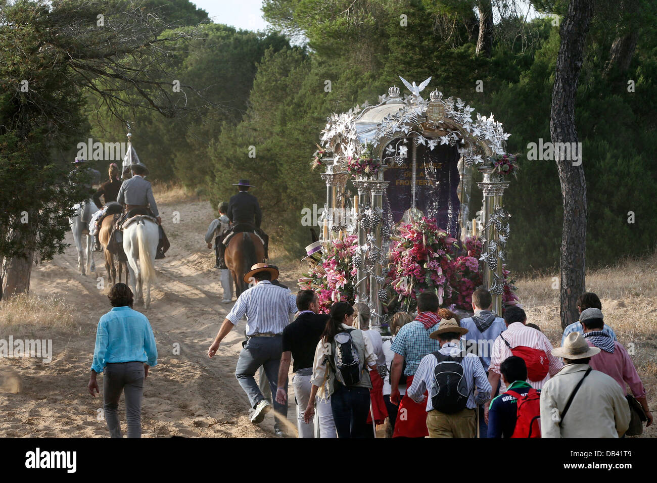 Katholische Pilger machen die jährliche Wallfahrt nach El Rocio durch den Donana Nationalpark in Spanien Stockfoto
