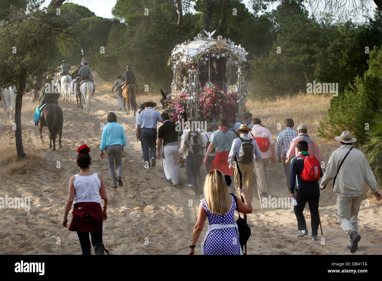 Katholische Pilger machen die jährliche Wallfahrt nach El Rocio durch den Donana Nationalpark in Spanien Stockfoto