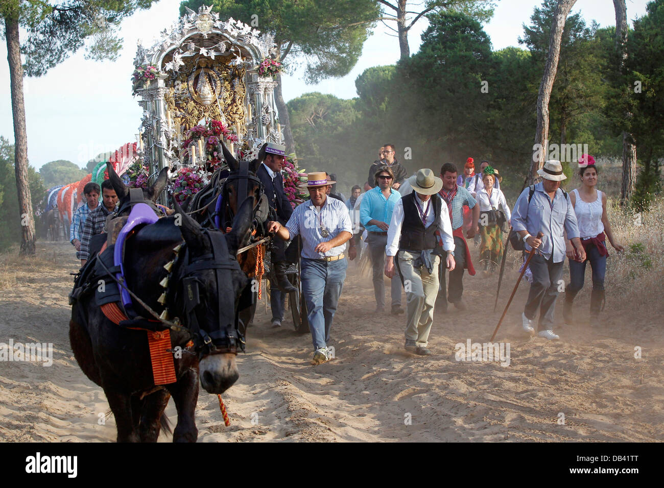 Katholische Pilger machen die jährliche Wallfahrt nach El Rocio durch den Donana Nationalpark in Spanien Stockfoto