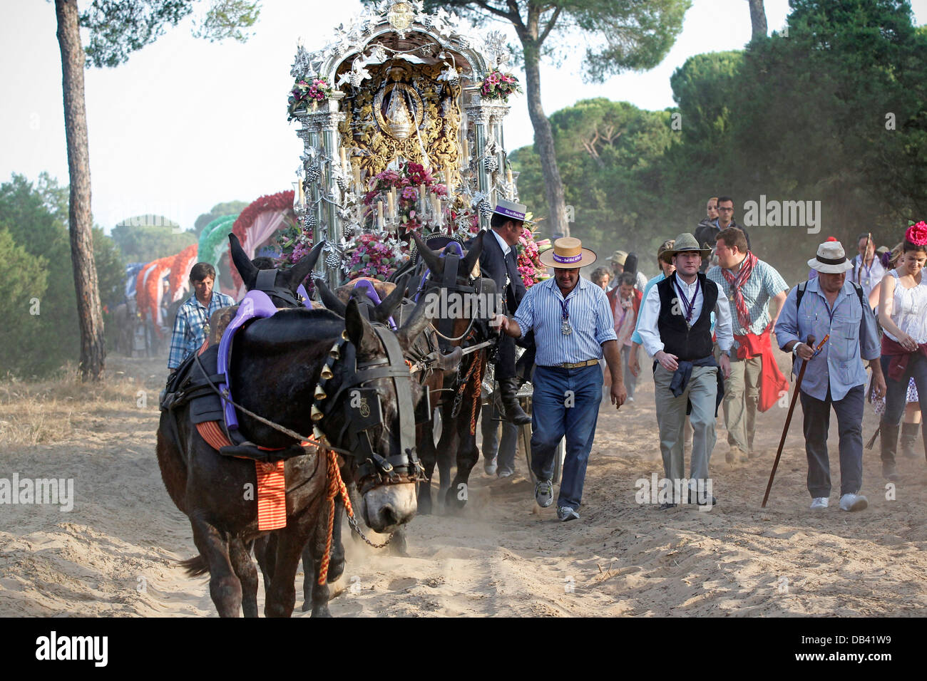 Katholische Pilger machen die jährliche Wallfahrt nach El Rocio durch den Donana Nationalpark in Spanien Stockfoto