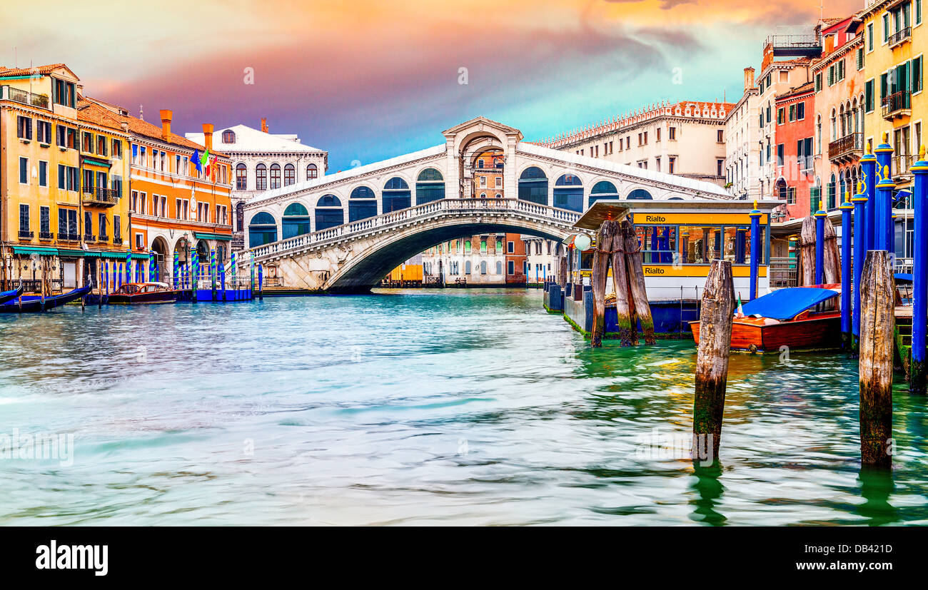 Venedig, Rialtobrücke und mit der Gondel auf dem Canal Grande, Italien Stockfoto