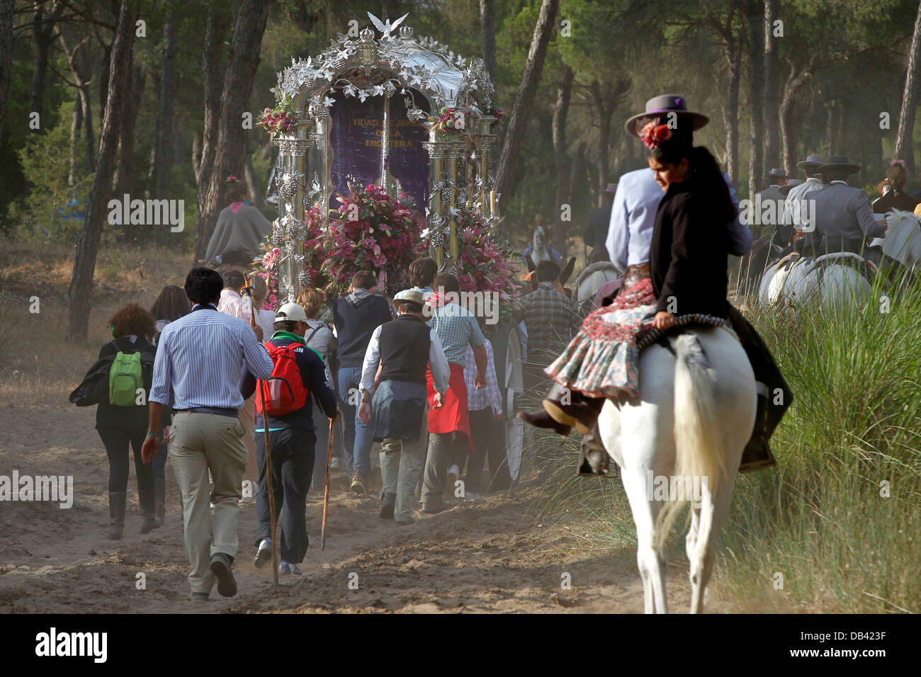 Katholischer Wallfahrtsort Prozession durch den Donana Nationalpark nach El Rocio in Südspanien Stockfoto