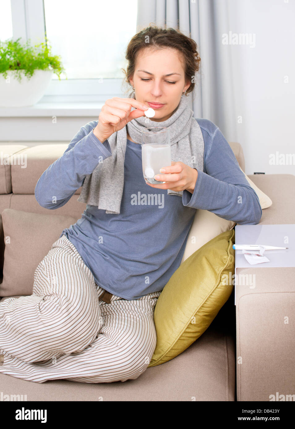 Kranke Frau nehmen Aspirin-Tabletten. Kopfschmerzen. Medikamente Stockfoto