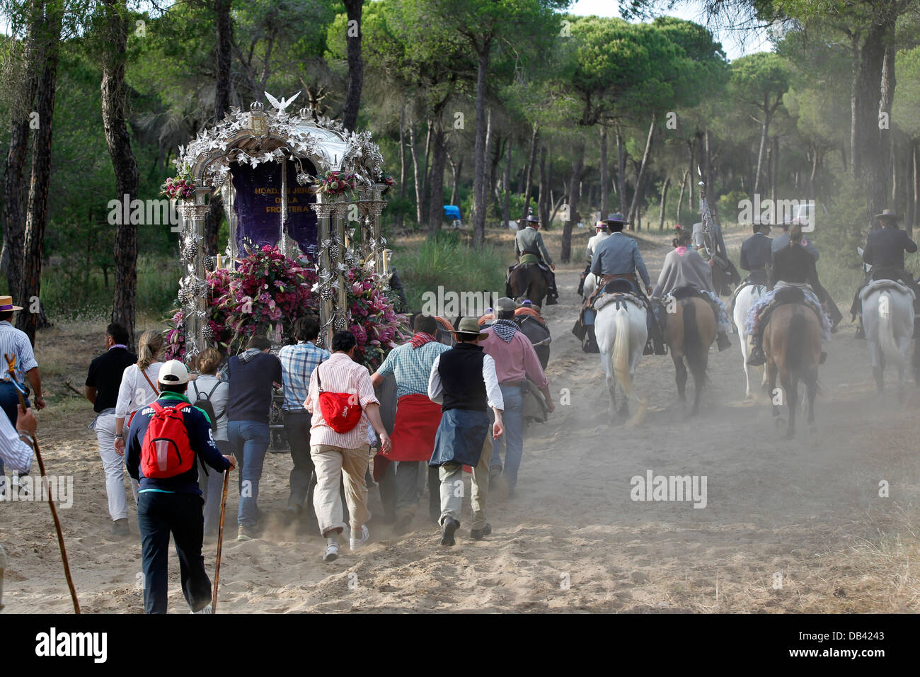 Katholische Pilger machen die jährliche Wallfahrt nach El Rocio durch den Donana Nationalpark in Spanien Stockfoto