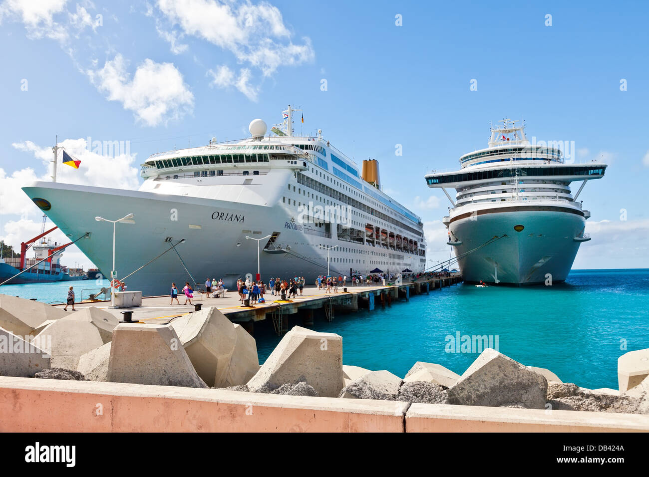 Kreuzfahrtschiffe an Dr. A. C. Wathey Pier auf der niederländischen Seite von St. Maarten. Passagiere, die in die Stadt gehen wollen sind, ausgeschrieben. Stockfoto