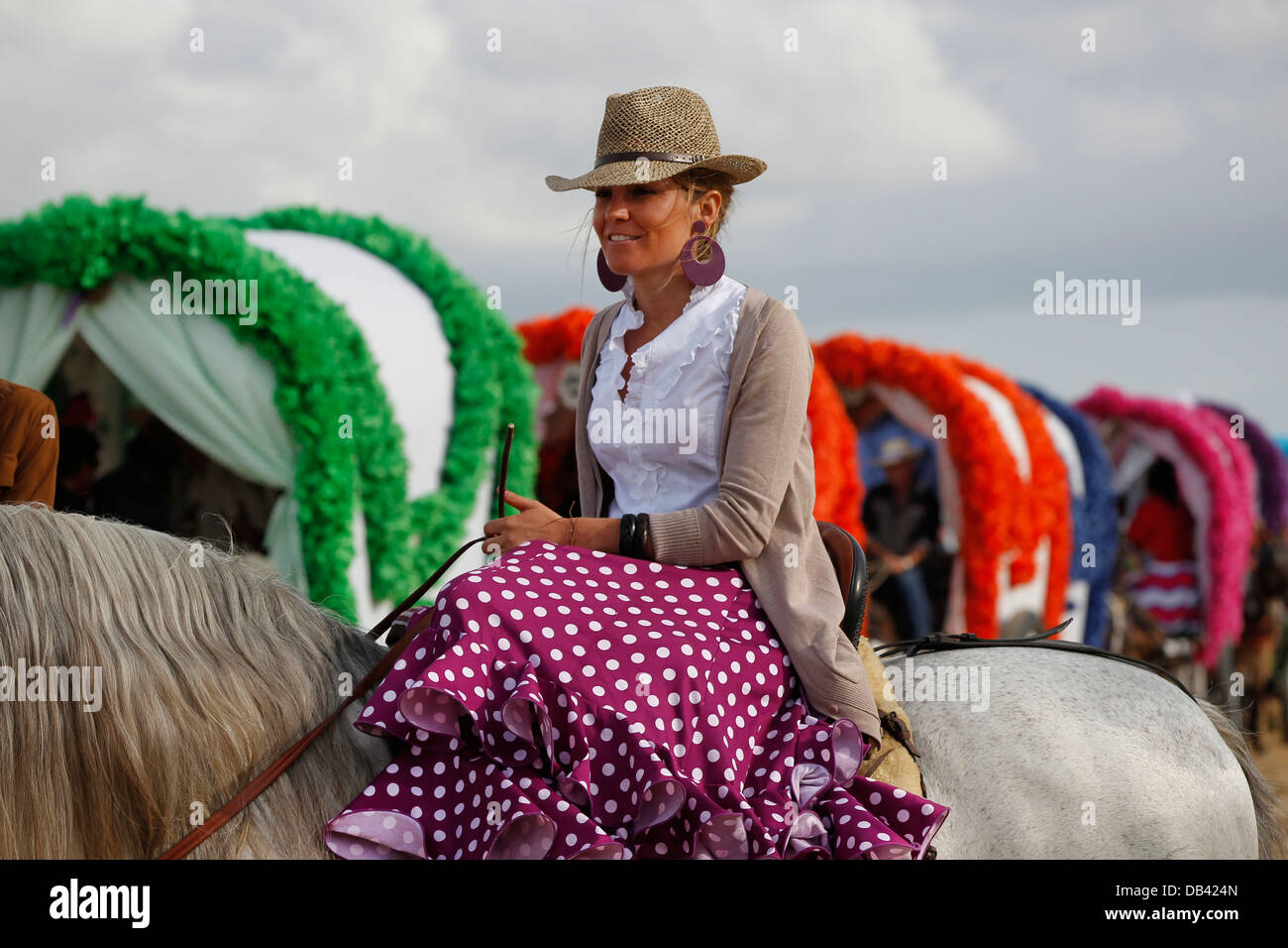 Frau mit spanischen Flamenco-Kleid mit Pferd in Südspanien. Stockfoto