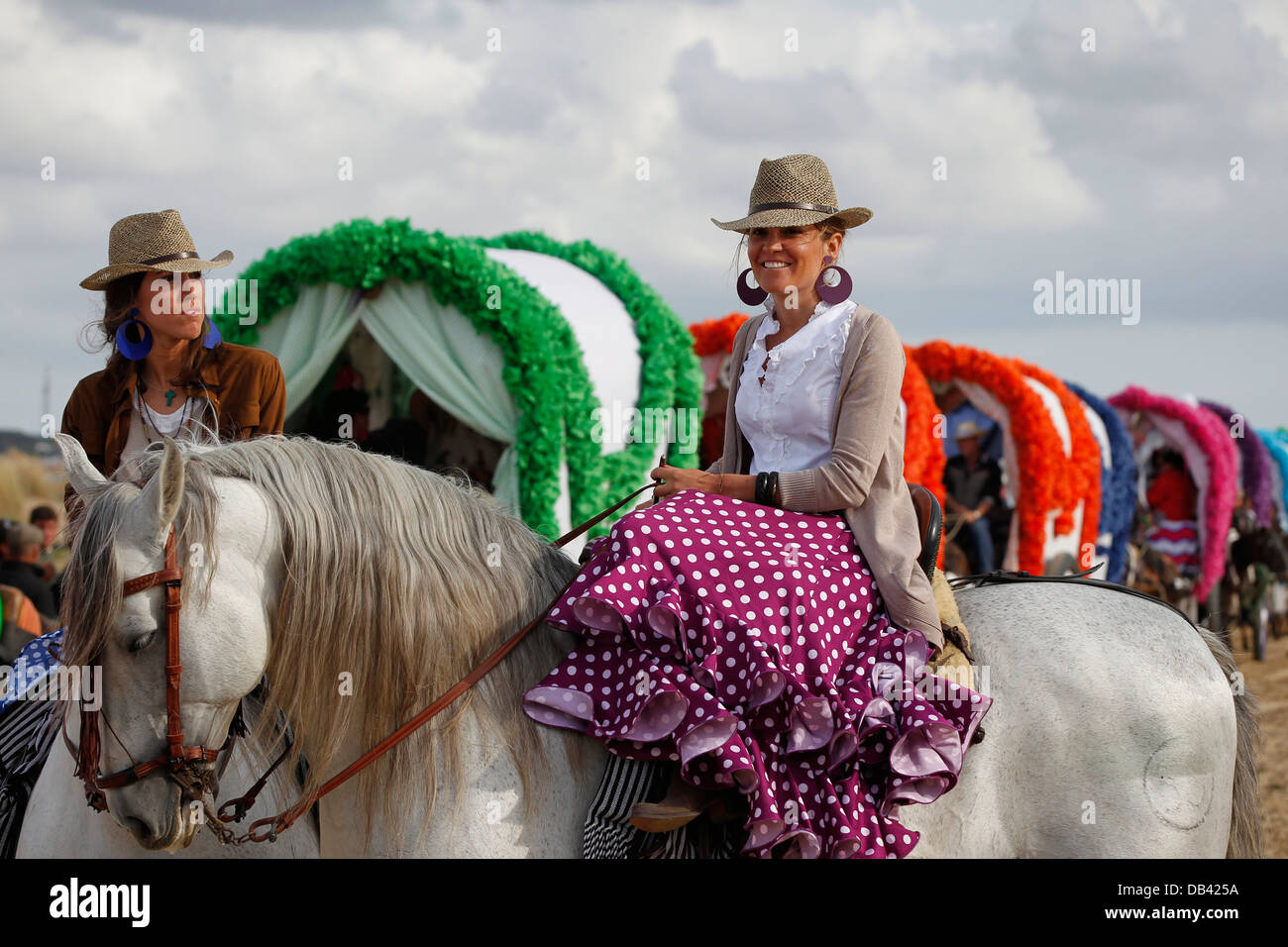 Frau mit spanischen Flamenco-Kleid mit Pferd in Südspanien. Stockfoto