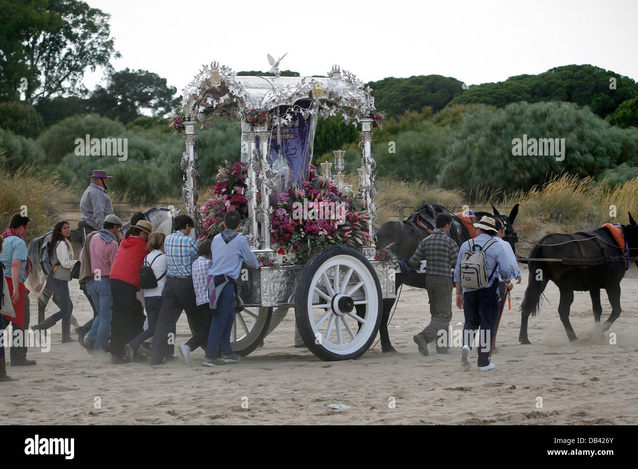 Katholische Pilger machen die jährliche Wallfahrt nach El Rocio durch den Donana Nationalpark in Spanien Stockfoto