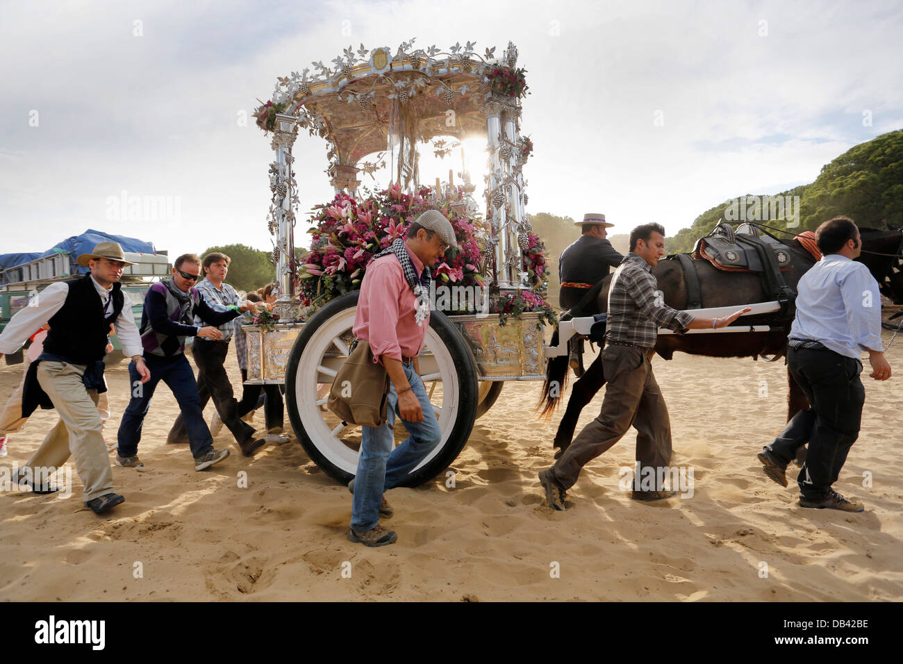 Katholischer Wallfahrtsort Prozession durch den Donana Nationalpark nach El Rocio in Südspanien Stockfoto