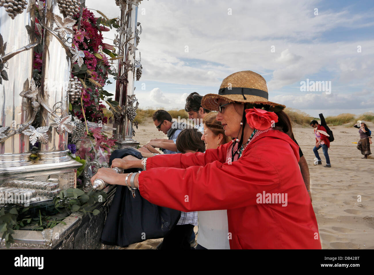 Katholische Pilger festhalten an einem Altar der Jungfrau Maria und die Reise nach El Rocio in Südspanien Stockfoto