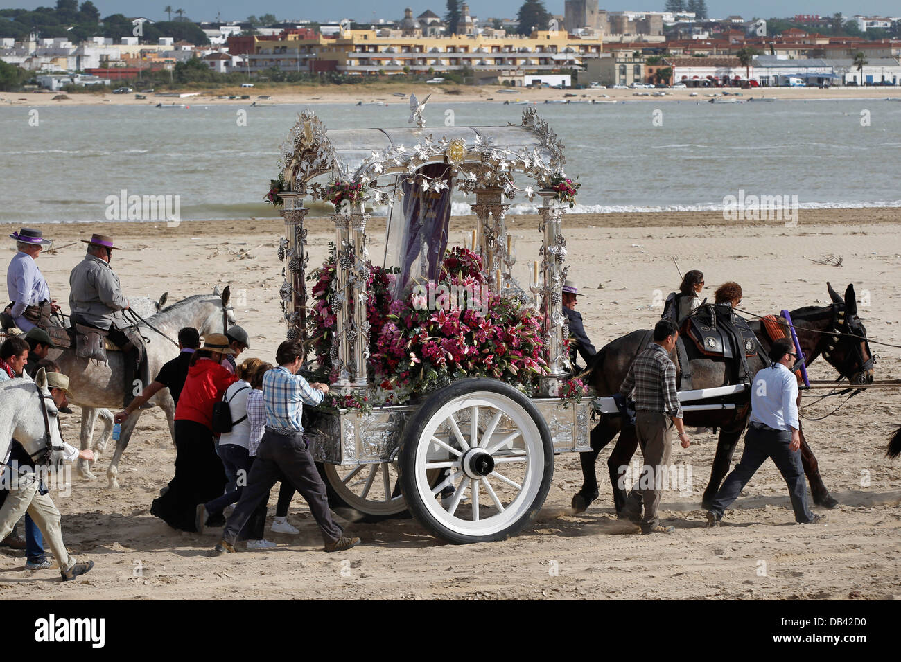 Katholische Pilger machen die jährliche Wallfahrt nach El Rocio durch den Donana Nationalpark in Spanien Stockfoto