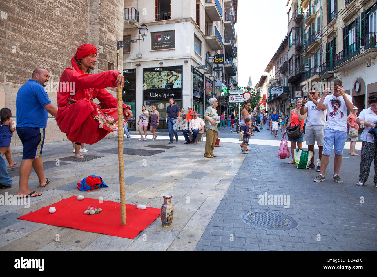 Schwerkraft trotzt Street Entertainer in der Stadt Palma Mallorca Stockfoto