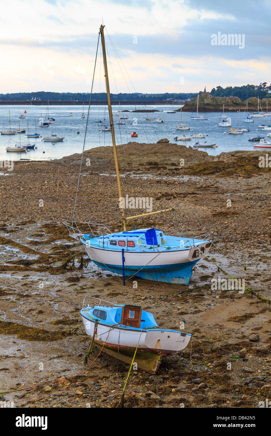 Segelboote bei Ebbe in der Nähe von St. Malo in der Bretagne, Frankreich Stockfoto