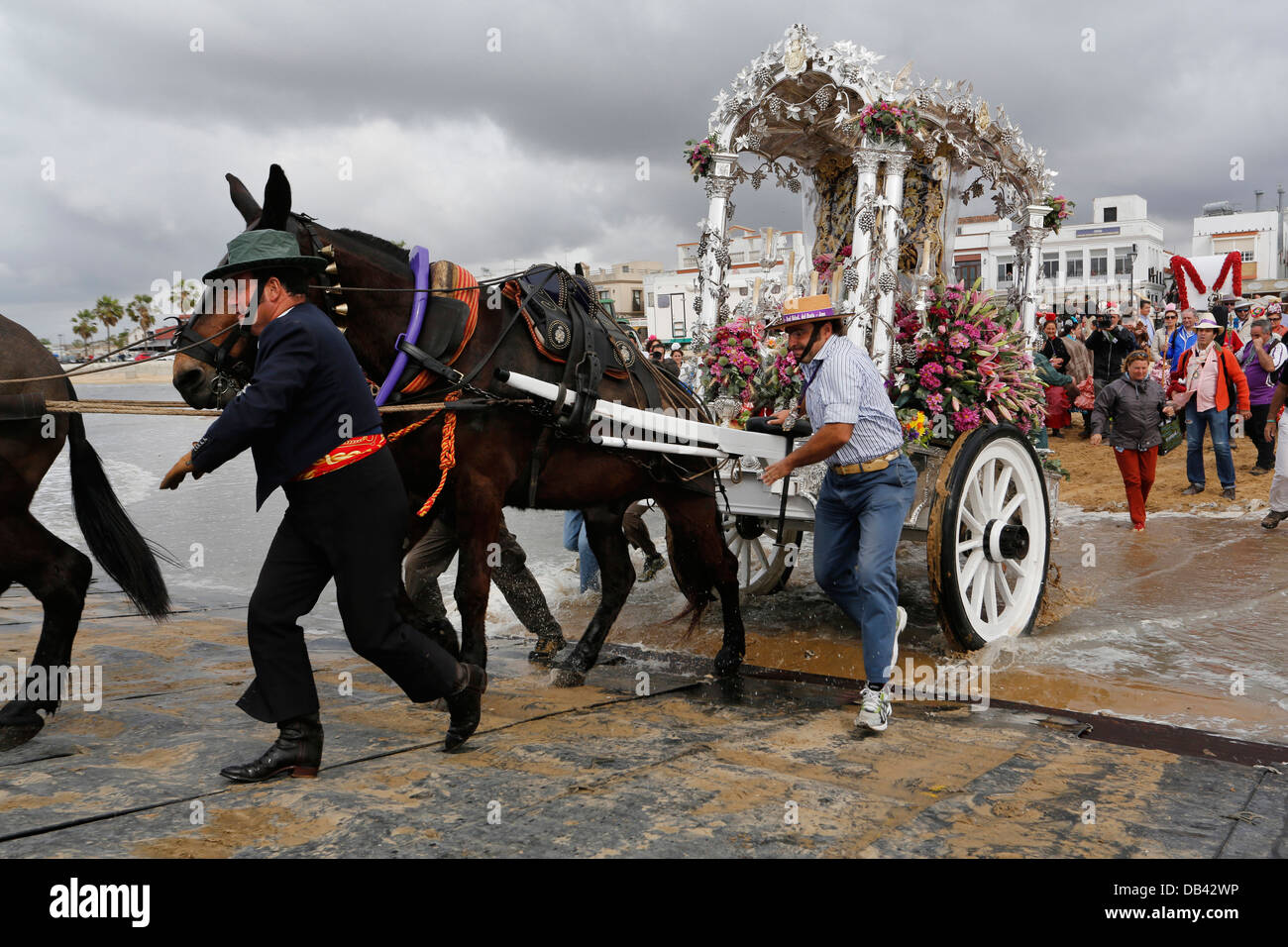 Altar mit Jungfrau Maria Statue machen katholische Wallfahrt nach El Rocio in Südspanien Stockfoto