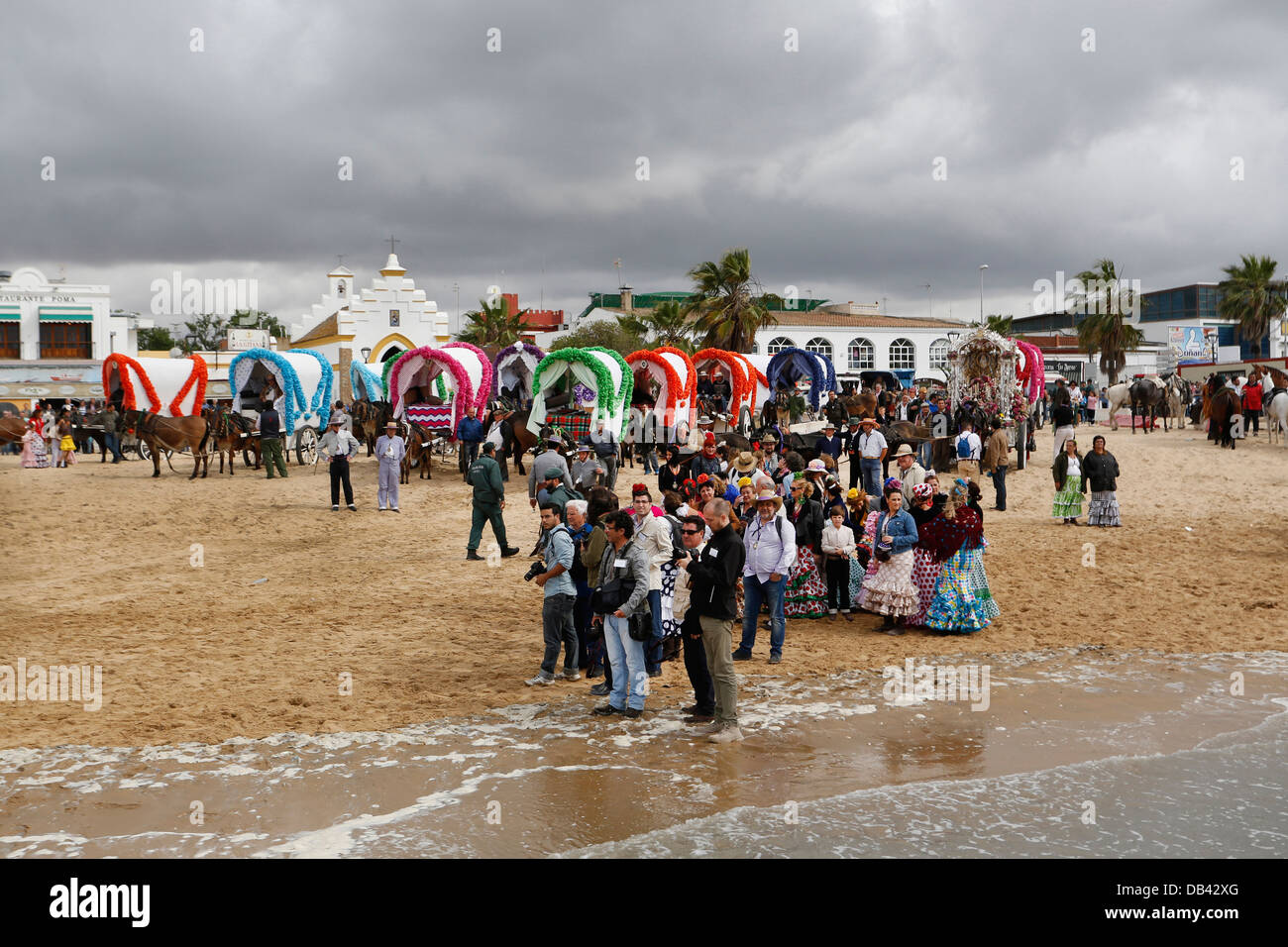 Spanischen Pferden gezogenen Wohnwagen und Pilger machen die katholische Wallfahrt nach El Rocio in Andalusien, Spanien Stockfoto