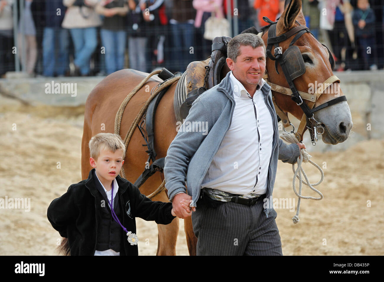 Vater und Sohn mit einem Pferd und die katholische Wallfahrt nach El Rocio in Andalusien Spanien Stockfoto