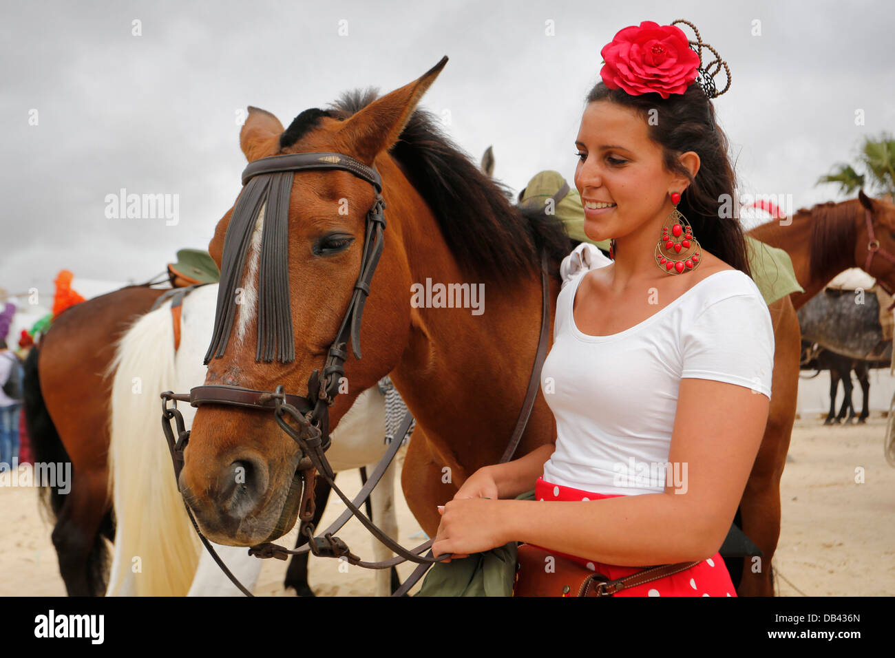 Frau mit spanischen Flamenco-Kleid mit Pferd in Südspanien. Stockfoto