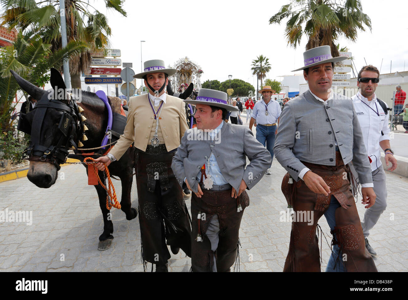 Spanische katholische Pilger Ankunft in Sanlucar de Barrameda auf dem Weg nach El Rocio in Spanien Stockfoto
