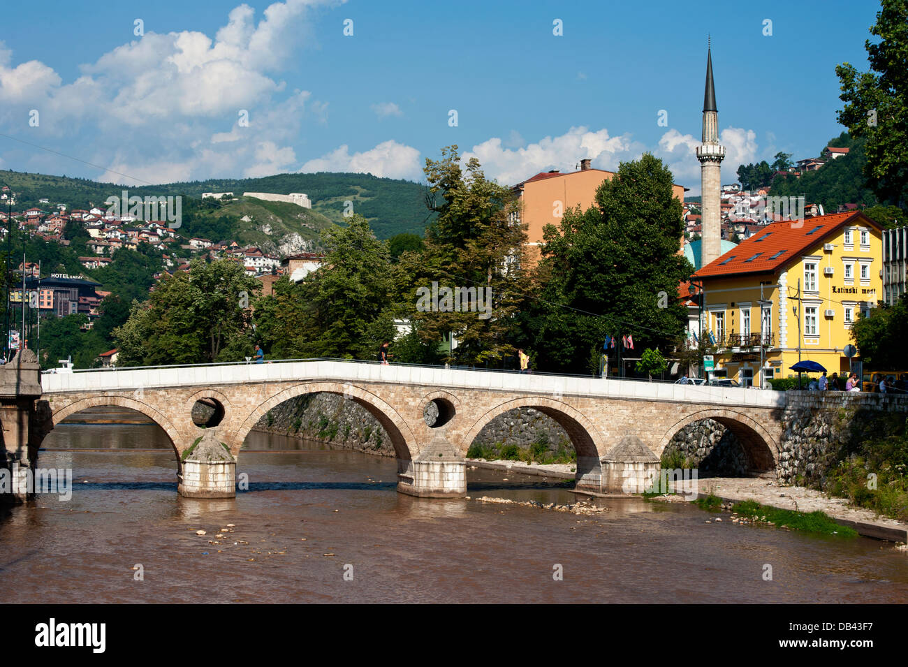 Latein-Brücke am Fluss Miljacka, Ort, wo getötet wurde Erzherzog Franz Ferdinand. Bosnien und Herzegowina. Balkan. Europa. Stockfoto