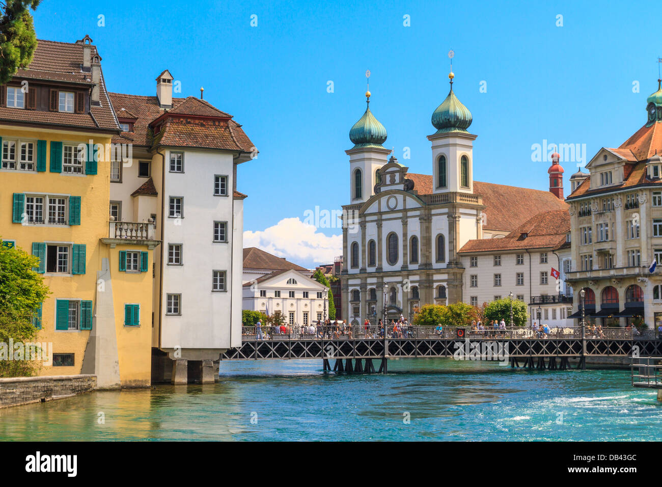 Blick auf die Stadt Luzern mit Fluss Reuss und Jesuiten Kirche, Schweiz Stockfoto