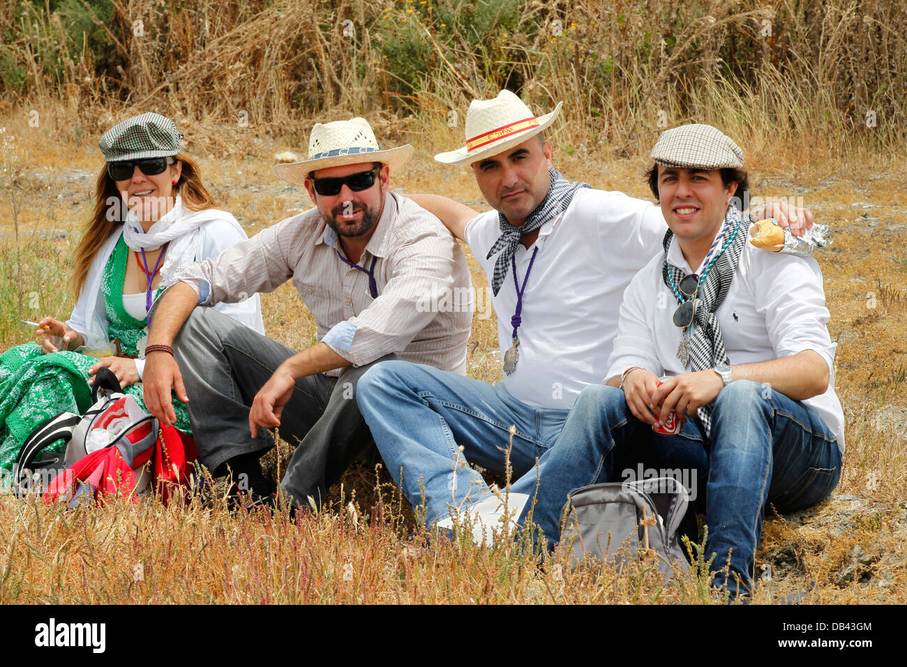 Spanische Pilger machen die Wallfahrt nach El Rocio ruht in einem Feld in Andalusien, Spanien Stockfoto